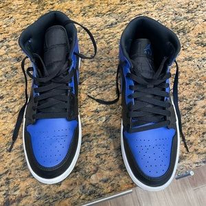 Nike Air Jordan 1 mid hyper royal size 9.5 mens